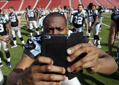 Stephen Hill, do Carolina Panthers, faz uma ‘selfie’ no estádio.