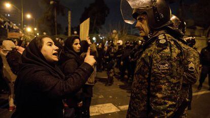 Mulher se dirige a um policial durante vigília, no sábado, pelas vítimas do voo da Ukraine International Airlines abatido pelo Irã, concentração que se transformou em um protesto antigovernamental.