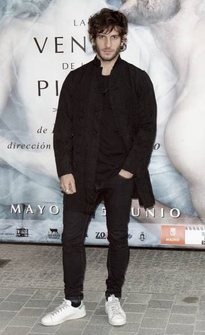 O ator Quim Gutierrez na estreia de ‘La Venus de las Pieles’, com seus tênis brancos.