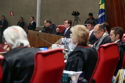 Ministros no plenário do TSE.