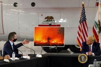 Trump escuta as explicações do governador Newsom sobre os incêndios, na segunda-feira em Sacramento.