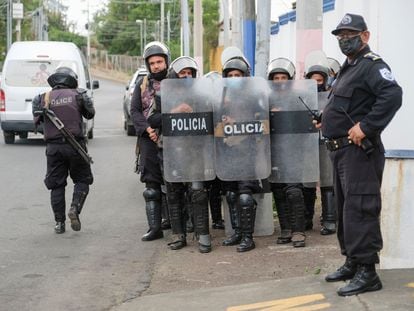 Um grupo de policiais protege as instalações do Ministério Público em Manágua, Nicarágua, em 8 de junho.