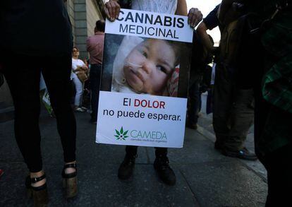 Mulher mostra cartaz a favor da legaliza&ccedil;&atilde;o da maconha para fins medicinais, nesta quarta-feira.