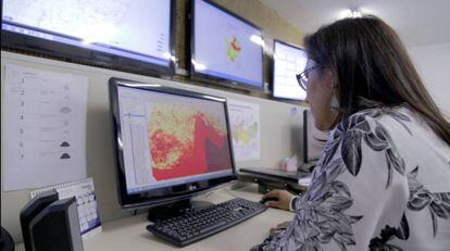 Mulher trabalha no mapa do Monitor de Secas do Nordeste Brasileiro.