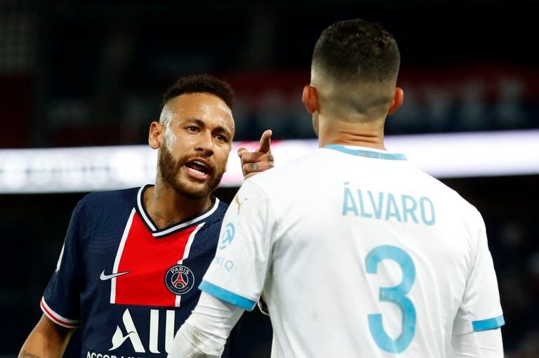 Neymar discute com Álvaro González. O brasileiro disse que foi alvo de insultos racistas por parte do espanhol