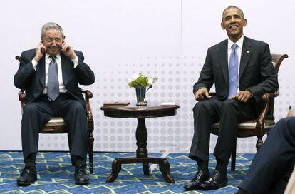 Obama e Castro durante o encontro bilateral.