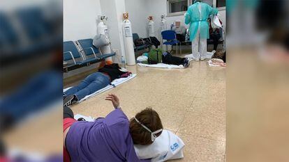 Imagem do Hospital 12 de Octubre, de Madri, na Espanha. Pacientes aguardam atendimento no chão nesta quarta-feira.