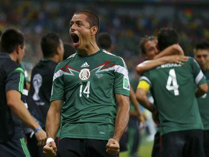 Javier Hernández celebra um dos gols do México