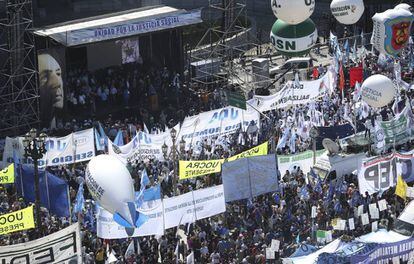 Ato da CGT diante do Congresso Nacional em Buenos Aires.