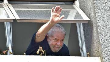 Lula faz uma saudação da sede do Partido dos Trabalhadores.