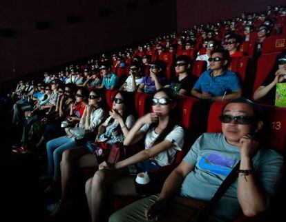 Espectadores chineses assistem 'Transformers: a era da extinção', em 3D.