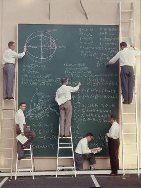 Seis cientistas trabalham em um centro de controle de satélites na Califórnia, em 1957.