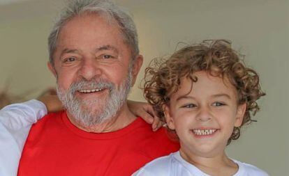 Lula com o neto, Arthur Araújo Lula da Silva, que morreu aos 7 anos.