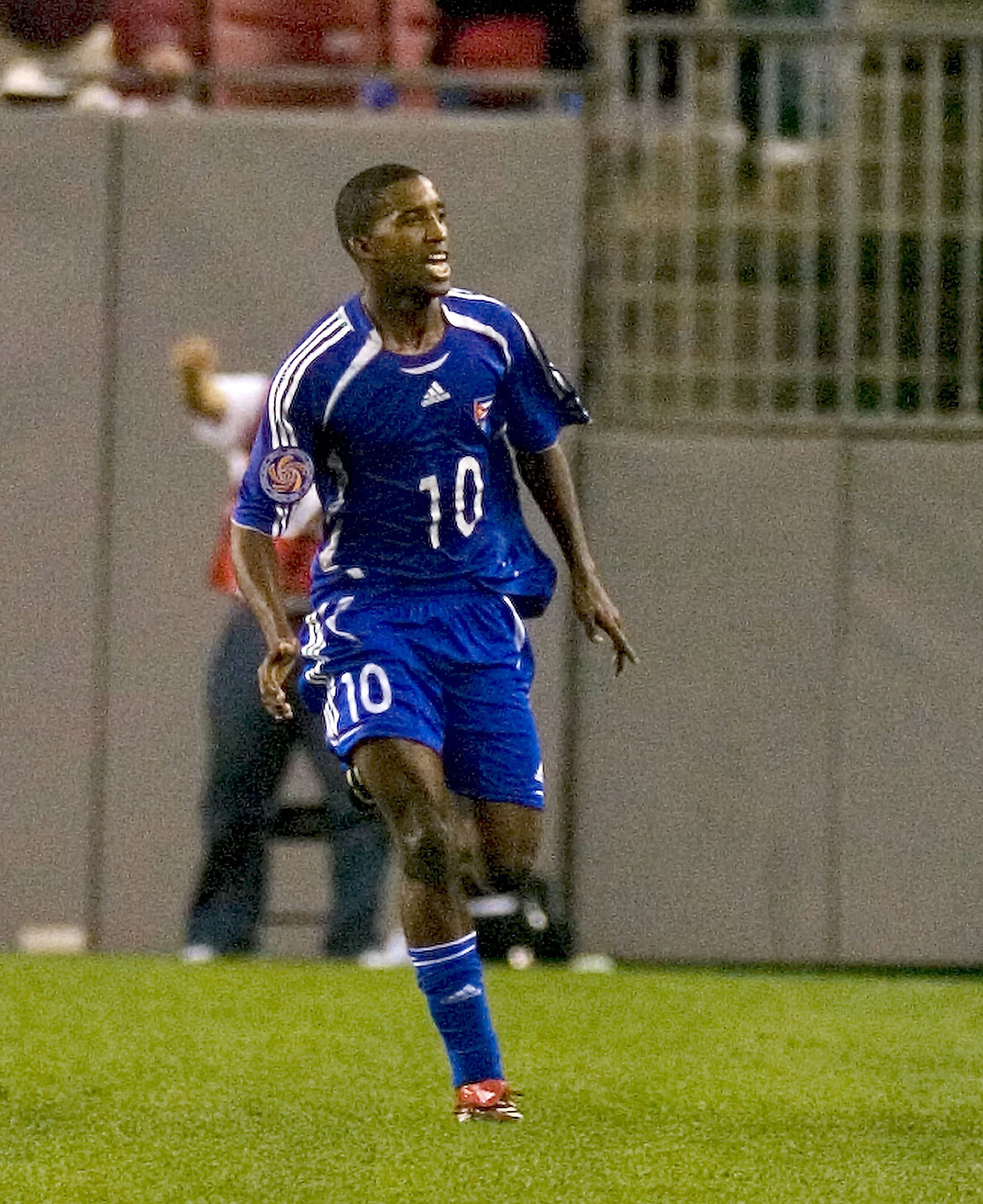 O jogador cubano Yordany Álvarez antes de desertar, na partida contra os Estados Unidos nas eliminatórias para Pequim 2008.