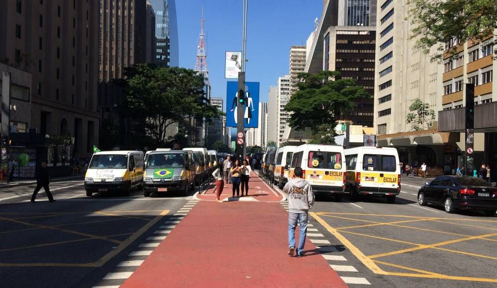 Paralisação de motoristas de vans escolares, em São Paulo