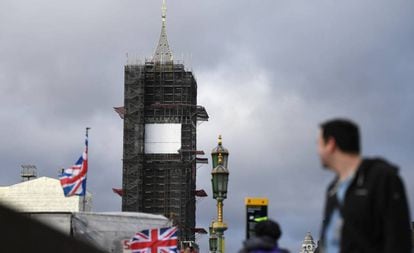 A torre do Big Ben, em Londres, nesta sexta-feira, cercada de andaimes.