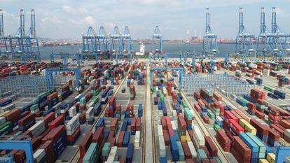 Terminal de contenedores en el puerto de Qingdao, en la provincia china de Shandong.