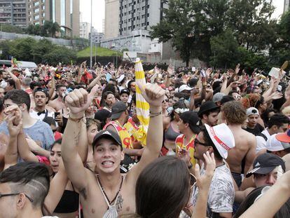 A proposta causou desconfiança e protesto no início. Alguns dos blocos mais tradicionais de São Paulo mudariam de lugar por questões de organização e segurança. Após o primeiro dia de Carnaval na avenida 23 de Maio, contudo, o paulistano parece ter aprovado a mudança.