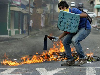 Protesto contra o presidente da Venezuela, Nicolás Maduro, em San Cristóbal.