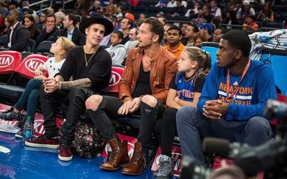 Carl Lentz, no centro, com suas filhas em uma partida dos Knicks. À sua direita, Justin Bieber.