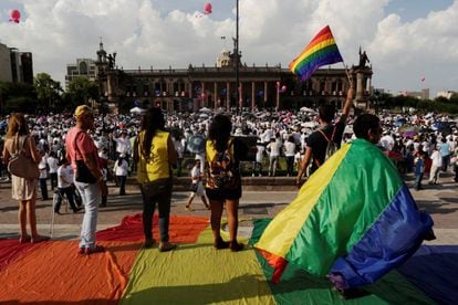 Ativistas erguem bandeiras LGBT