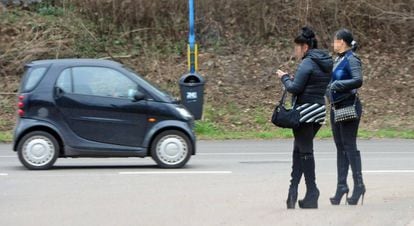 Duas prostitutas esperam possíveis clientes em Saarbrücken, Alemanha.