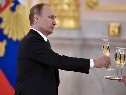 O presidente russo, Vladimir Putin, segura uma taça durante cerimônia no Kremlin, em 2016.