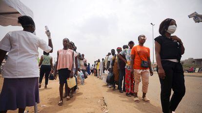 Nigerianos em fila para medir a temperatura em Abuja, na segunda-feira passada.