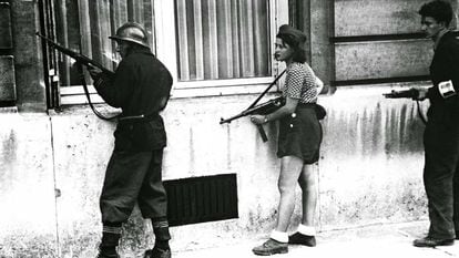 A resistente Simone Ségouin em combate em Paris, em 1944.
