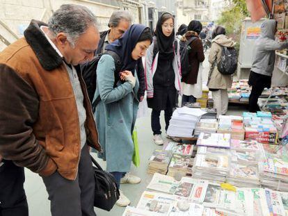 Iranianos leem as primeiras páginas dos jornais neste domingo em Teerã.