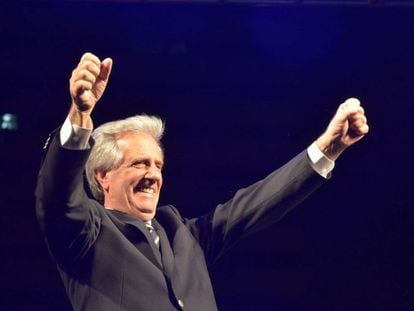 O presidente eleito do Uruguai, Tabare Vazquez, celebra sua vitória.