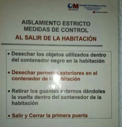 Instruções de isolamento do vírus colocadas no Hospital La Paz, em Madri.