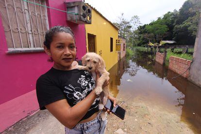 Leyna Paula da Costa Rego, de 35 anos, na rua parcialmente alagada onde vive na comunidade Buritizal, em Manaus. 
