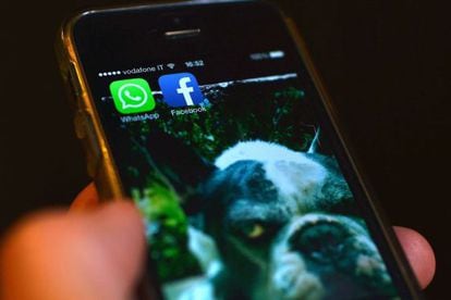 Um celular com os aplicativos do Facebook e WhatsApp.