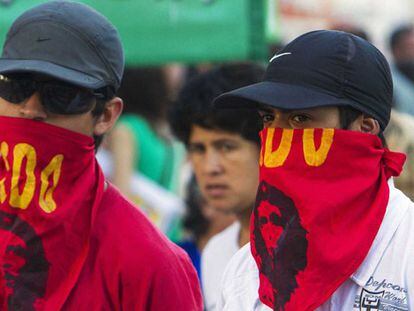 Manifestantes mascarados em Buenos Aires.