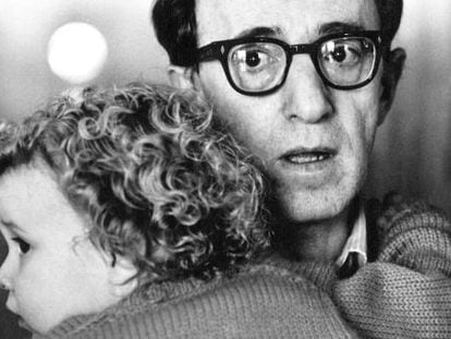 O cineasta Woody Allen com a filha Dylan Farrow em 1987, então uma criança de dois anos.