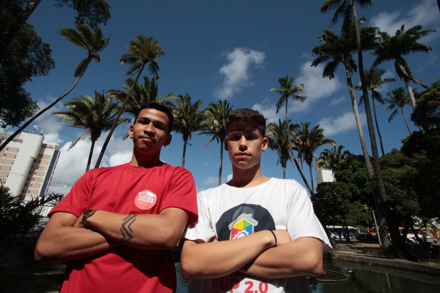 Os estudantes Rudah Nascimento e Caio Oliveira, na praça do Derby, no Recife.