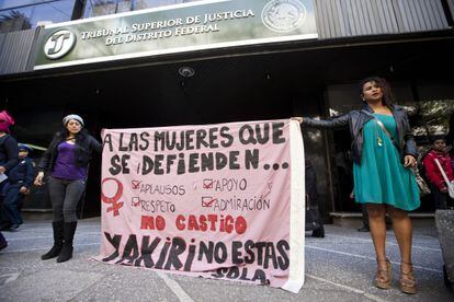 Mulheres protestam em frente ao Tribunal Superior de Justiça da Cidade do México antes da audiência com Yakiri.