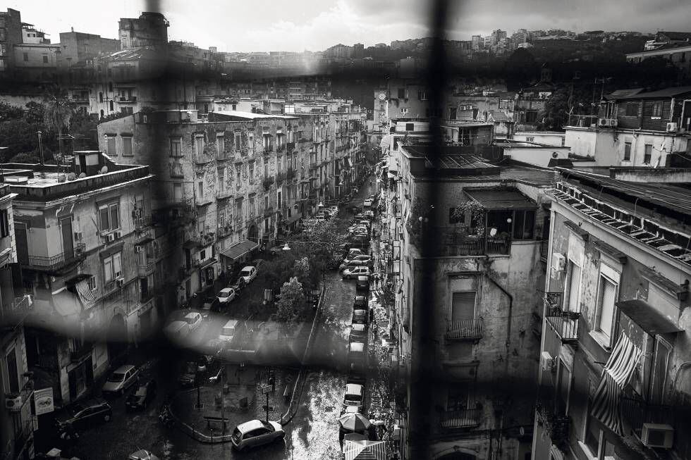 Vista panorâmica da ponte de Sanità, um dos bairros que sofrem a violência das gangues no coração de Nápoles.