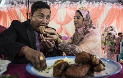 Cerimônia com casal rohingya, selando um casamento arranjado, como é hábito nessa comunidade.