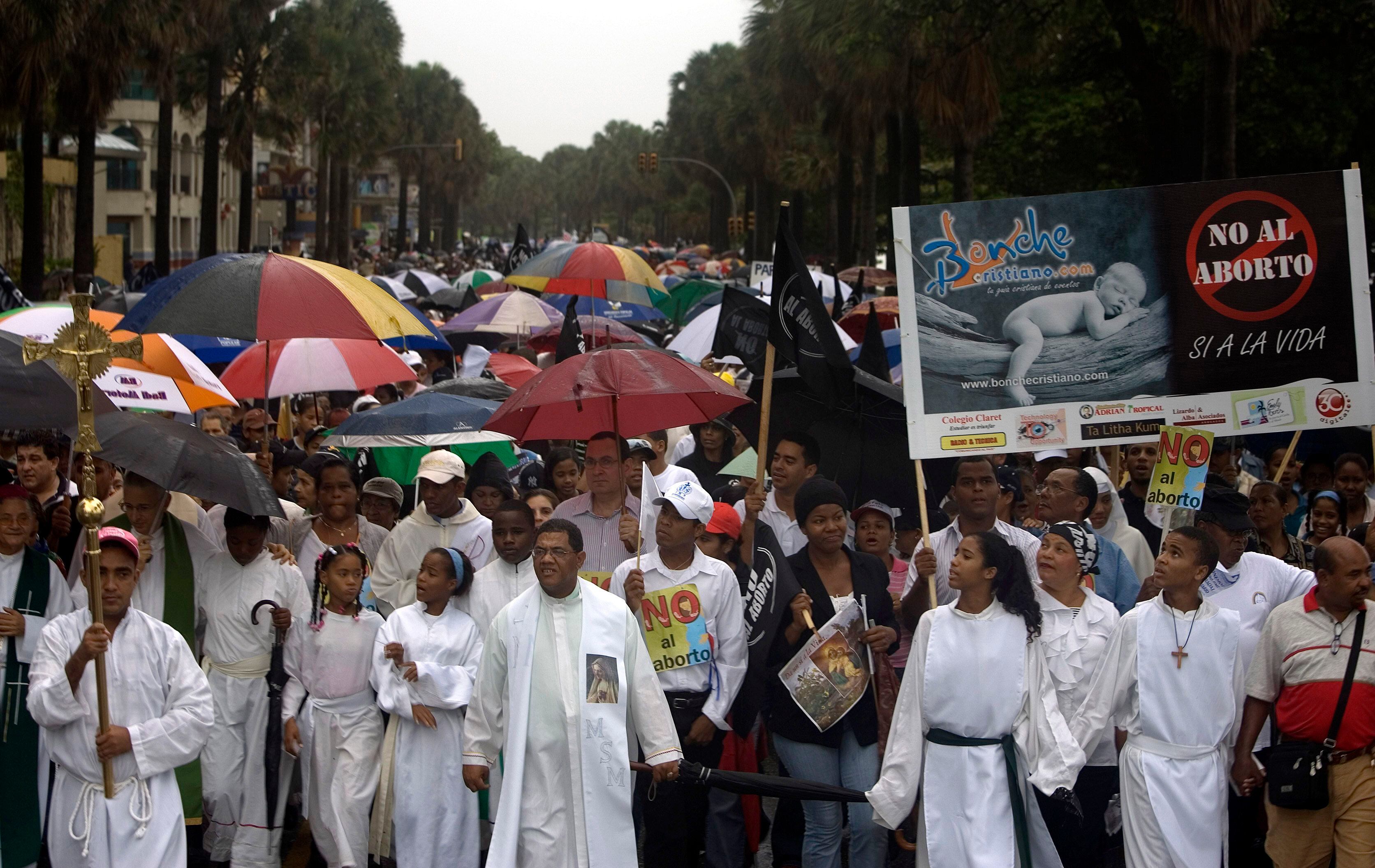 Manifestantes católicos protestam contra a possível legalização do aborto terapêutico em frente ao Congresso em Santo Domingo, em outubro de 2007.