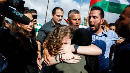 Ahed Tamimi abraça sua mãe após ser libertada, neste domingo, em Nabi Saleh (Cisjordânia).