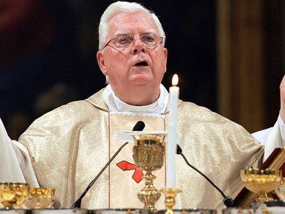 O cardeal Bernard Law em uma missa em Santa Maria Maggiore, em Roma, Itália, em 2004.