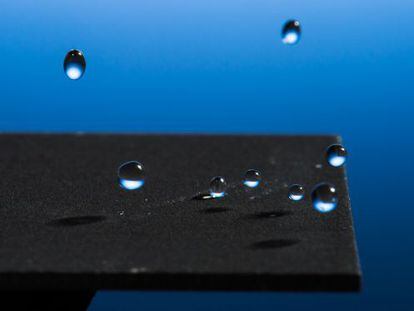 Gotas de água saltando sobre a superfície superhidrofóbica.