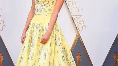 Alicia Vikander, de 27 anos, indicada na categoria de melhor atriz coadjuvante por seu papel no filme ‘A garota dinamarquesa’ se destacou por um vestido da casa francesa Louis Vuitton, a quem pertence a imagem. Suas últimas aparições no tapete vermelho chamaram a atenção dos críticos de moda que aplaudiram seu estilo sóbrio e elegante. Suas preferências são simples e refinadas, apesar de costumar escolher vestidos que tenham um detalhe como protagonista, seja as costas à mostra, tecidos plissados, brilhantes ou de couro.