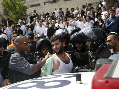 A polícia prende um palestino acusado de esfaquear um israelense em Jerusalém.