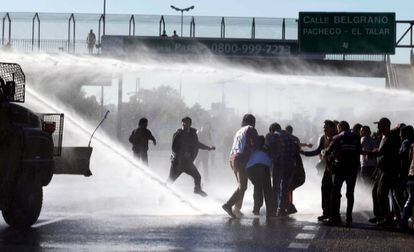 Manifestantes enfrentam a pol&iacute;cia em Buenos Aires.