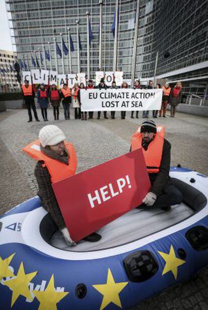 Um grupo de ecologistas protesta diante da sede da Comissão Europeia em Bruxelas nesta quarta-feira.