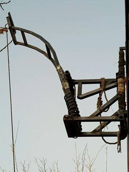 Foto da policial de fronteiras de catapulta-a achada na cerca com México.