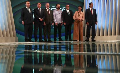 Os candidatos posam para fotos antes do debate na Globo.